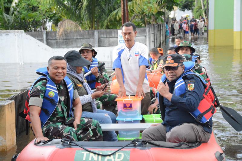 Danrem 031/Wira Bima Tinjau dan Salurkan Bantuan Korban Terdampak Banjir